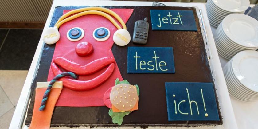 Torte mit Logo (Bild: Martina Draper)