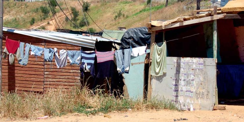Bild Wein aus Südafrika 3 5/2009 In solchen Elendsquartieren müssen die delogierten Arbeiterinnen ihren Lebensabend verbringen (Bild: Taenk)