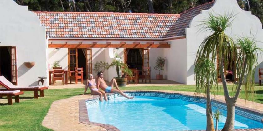 Bild Wein aus Südafrika 4 5/2009 Die andere Seite: Auf vielen Weingütern gibt es Luxusunterkünfte für Erholung suchende Touristen (Bild: Taenk)