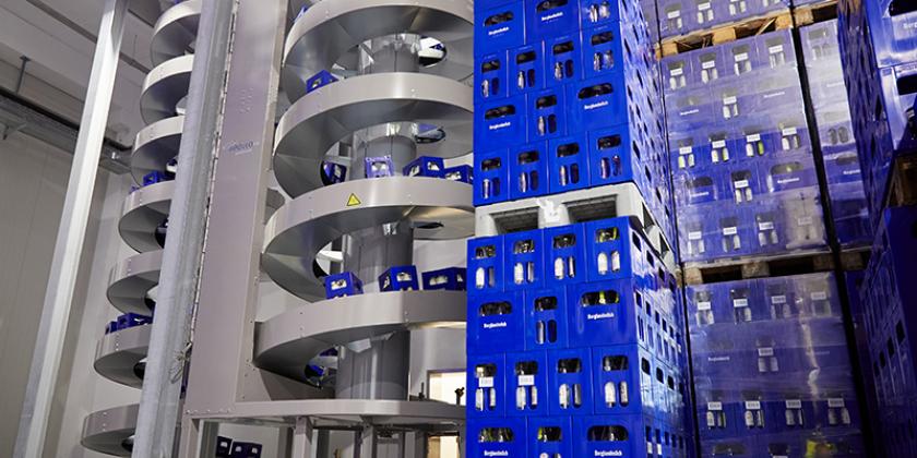 Die Glasflaschen werden in Aschbach in 6er-Mehrwegkisten angeliefert. (Bild: Mitja Kobal/Greenpeace)