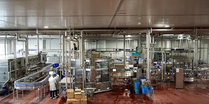 300 Mitarbeiter sind allein in der Produktion tätig. (Bild: Mitja Kobal/Greenpeace)