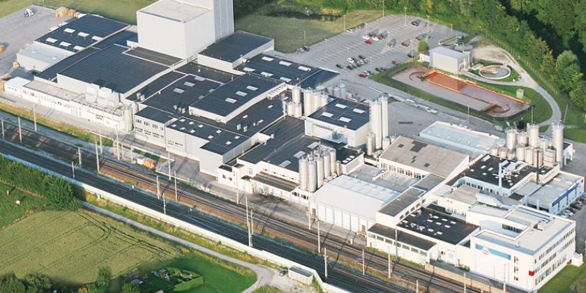 Das Werk aus der Vogelperspektive: 1,5 Millionen Liter Milch werden hier jeden Tag angeliefert und u.a. zu Butter, Topfen oder Joghurt weiterverarbeitet. (Bild: Berglandmilch)