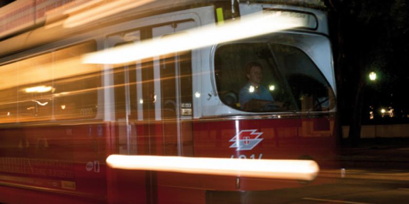 Lange Verschlusszeit mit kurzen Blitzlicht kombiniert: Die Straßenbahn erscheint verwischt und zugleich scharf (Bild: Wenzel Müller)