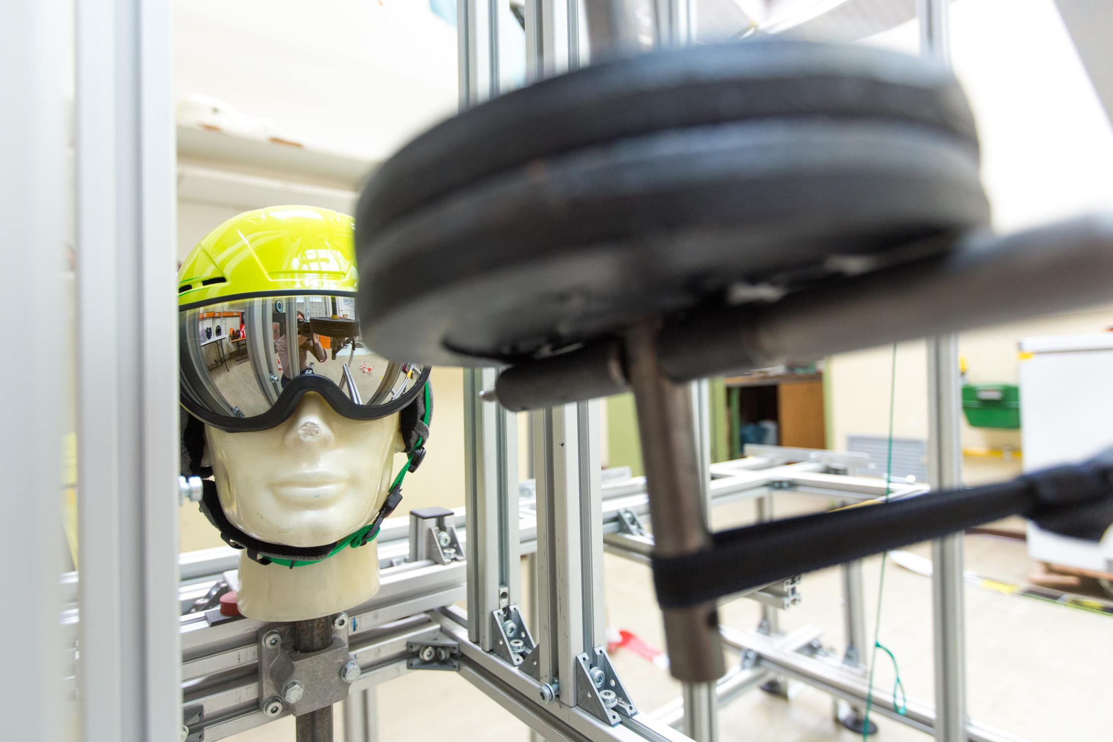 Laboraufbau für die Schlagprüfung bei Skibrillen