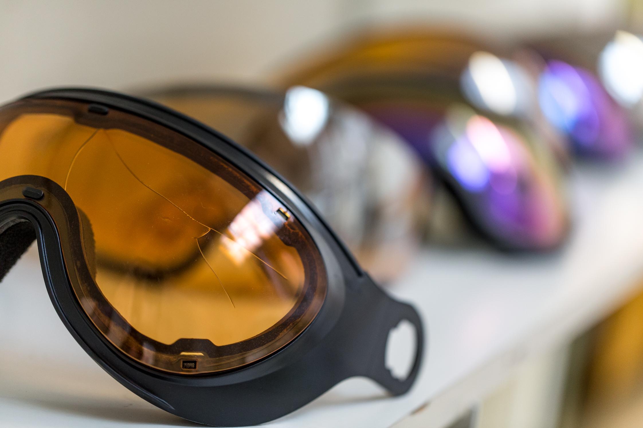 Eine Skibrille nach der Schlagprüfung