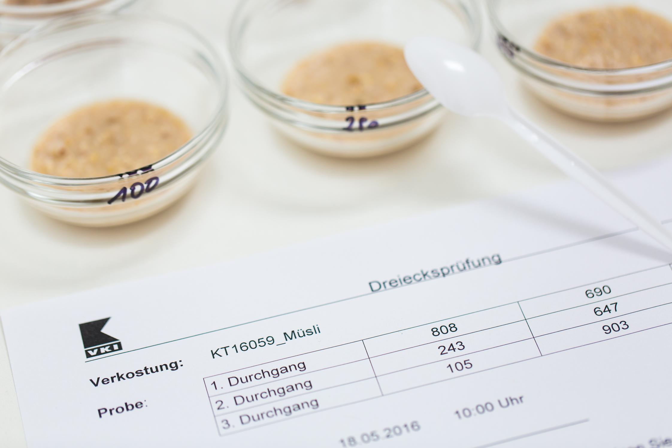 In einem Probedurchlauf (Dreiecksprüfung) müssen die Verkoster:innen beweisen, dass sie die Unterschiede herausschmecken