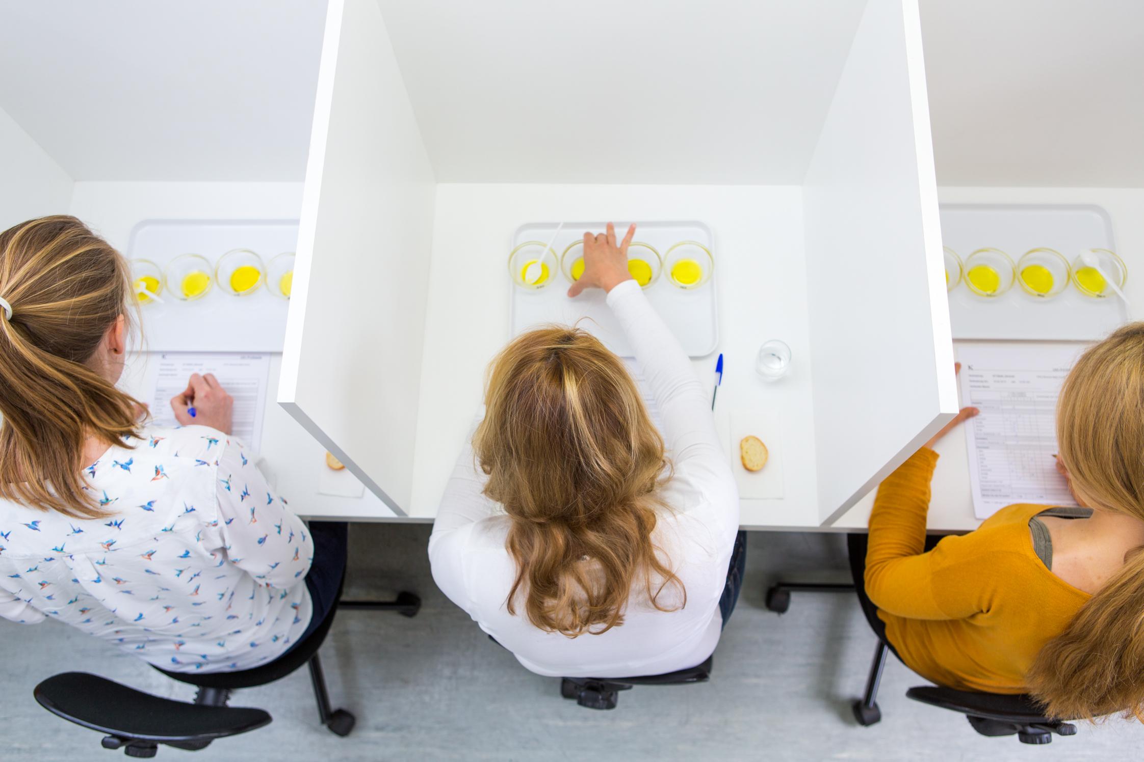 Der Genuss von purem Olivenöl verlangt den Verkoster:innen einiges ab