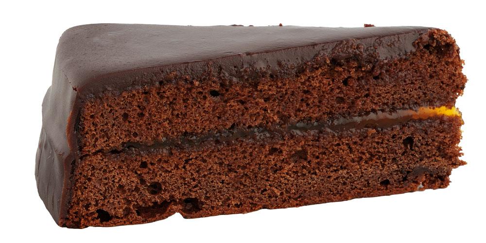 Sachertortenstück von der Seite vor weißem Hintergrund