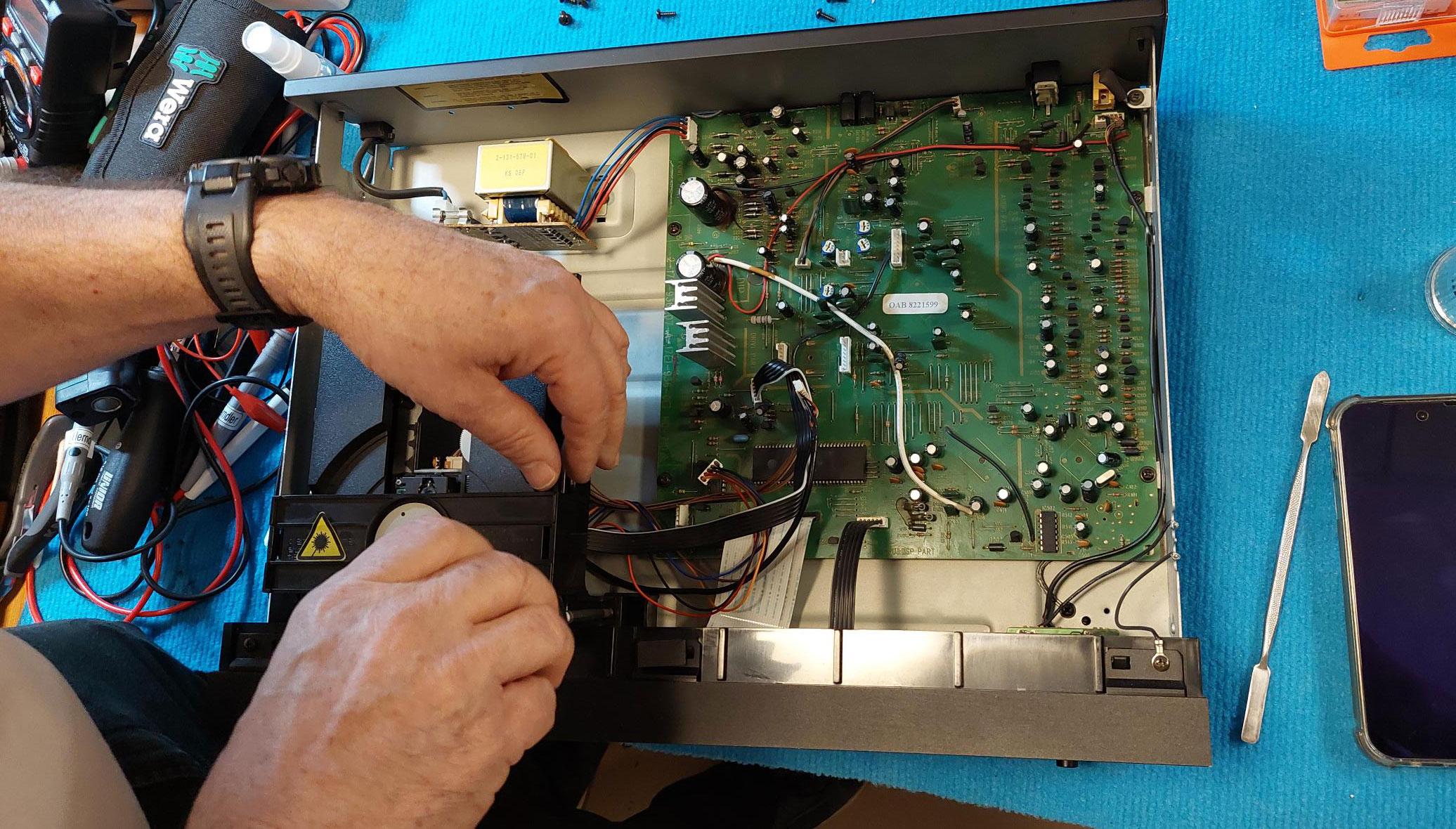 Aufgeschraubter CD-Player