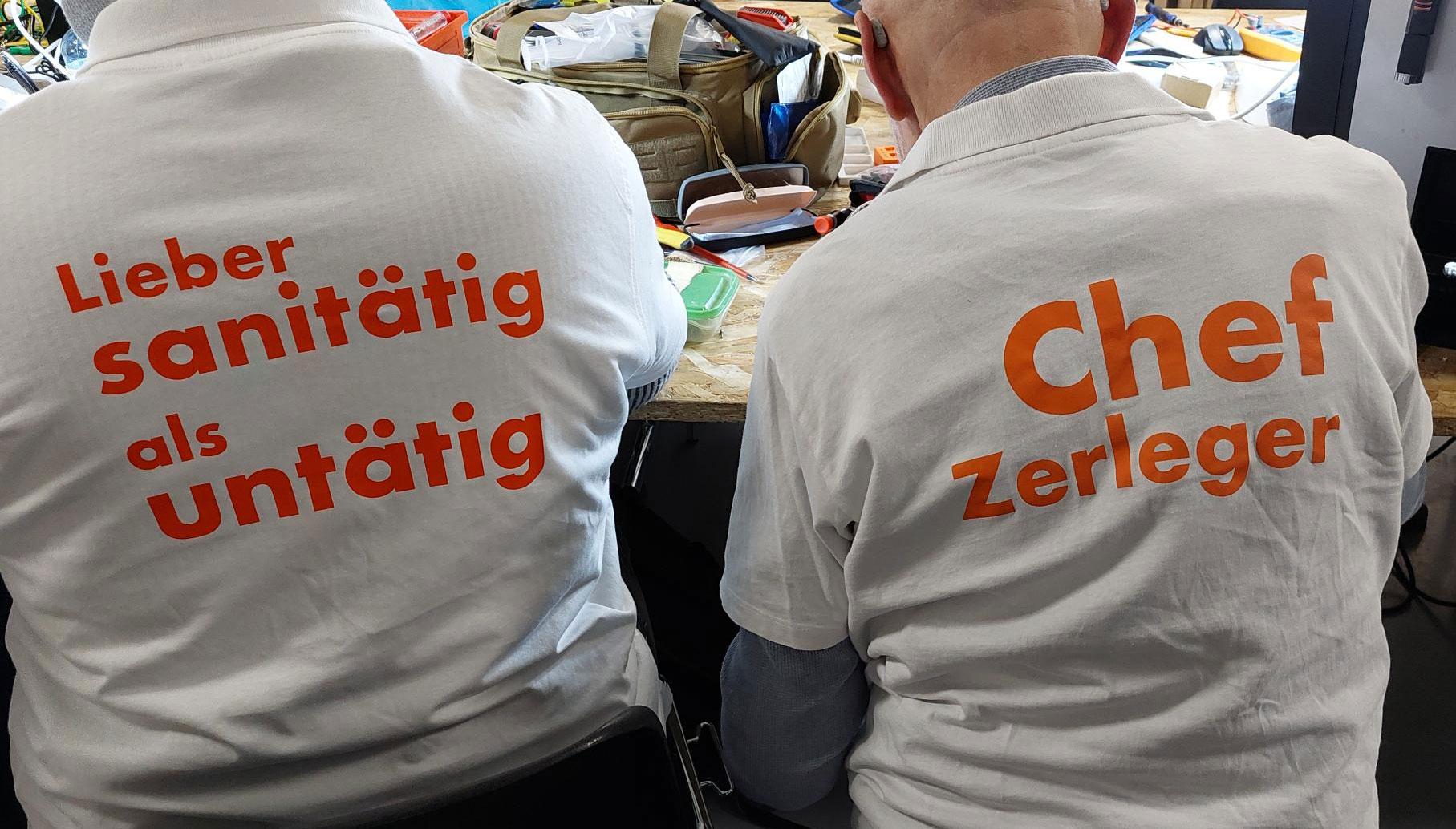 Individuell bedruckte T-Shirts, die die Repair-Team-Mitglieder im Einsatz tragen