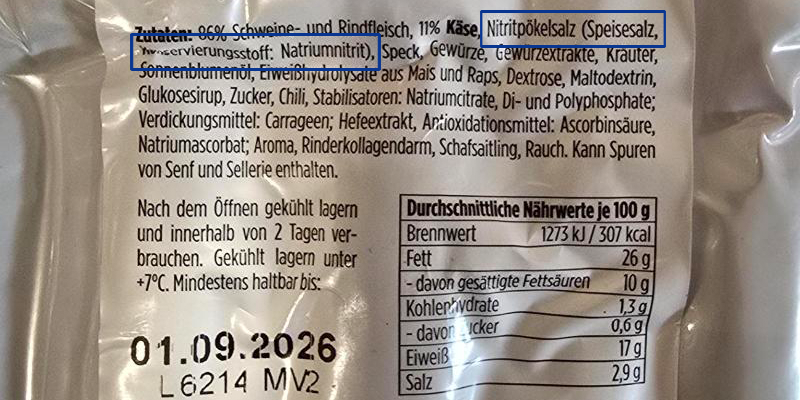 Zutatenliste von Frankfurter mit Käse, mit Speck umwickelt. Blau hervorgehoben ist zweimal die Angabe „Konservierungsstoff: Natriumnitrit&amp;quot;.