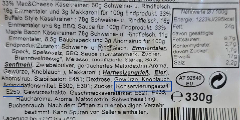 Zutatenliste einer Bio-Wurstpackung mit Berner Würstel, Käsekrainer und Bratwürstl. Blau hervorgehoben ist mehrfach „Nitritpökelsalz&amp;quot; mit „Konservierungsstoff: Natriumnitrit&amp;quot;.
