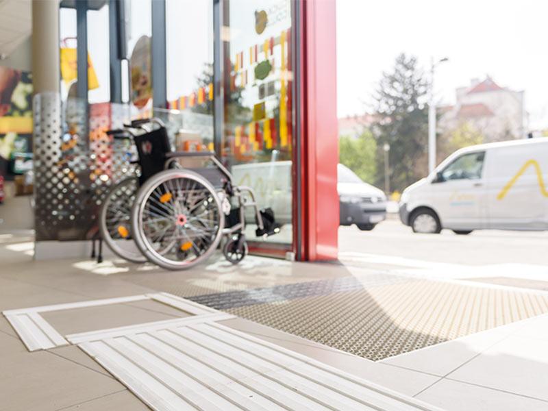 Eingang ohne Stufen und ein Leitsystem (Foto: REWE)