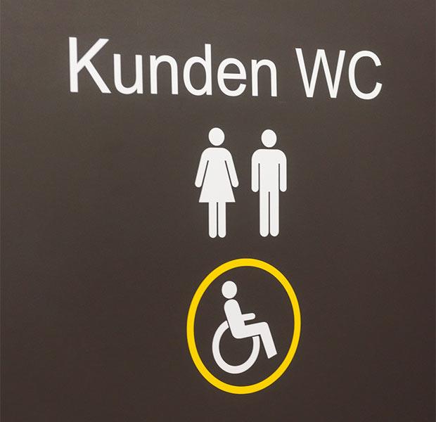 Geeignete WC für alle Kunden (Foto: REWE)