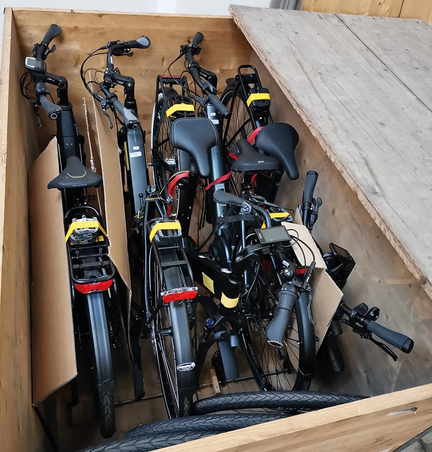 Bevor es losgehen konnte, wurden die Pedelecs zerlegt, in Kisten gepackt - und auf Mallorca wieder zusammengebaut. (Bild: VKI)