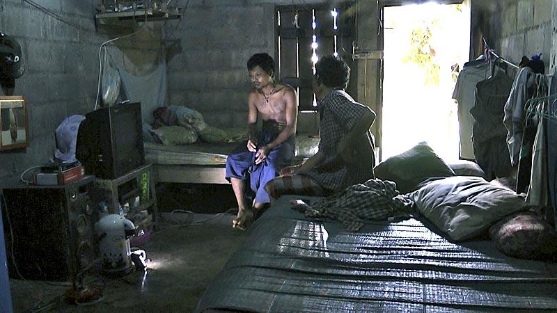 So sieht ein typischer Schlafraum für burmesische Wanderarbeiter in Thailand aus. (Bild: DanWatch)