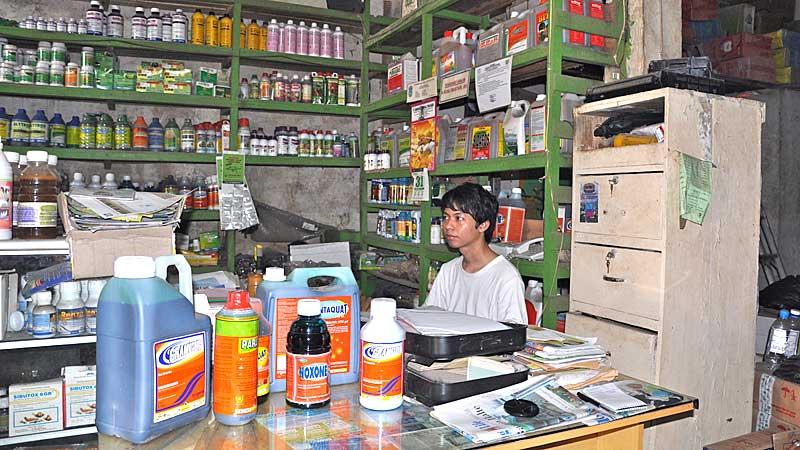 Krebsfördernde Pestizide werden in vielen Shops Südostasiens angeboten. (Bild: DanWatch)