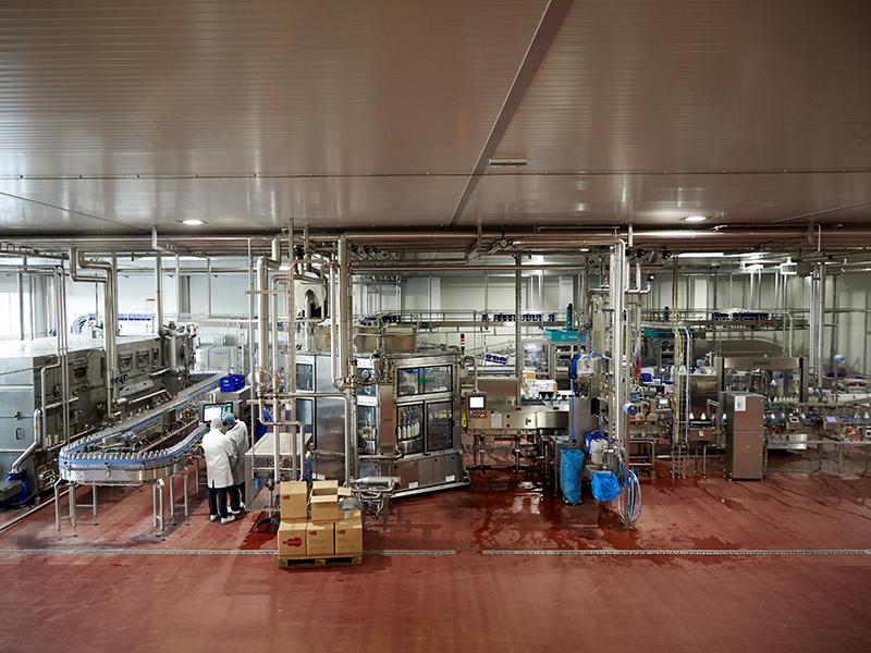 300 Mitarbeiter sind allein in der Produktion tätig. (Bild: Mitja Kobal/Greenpeace)