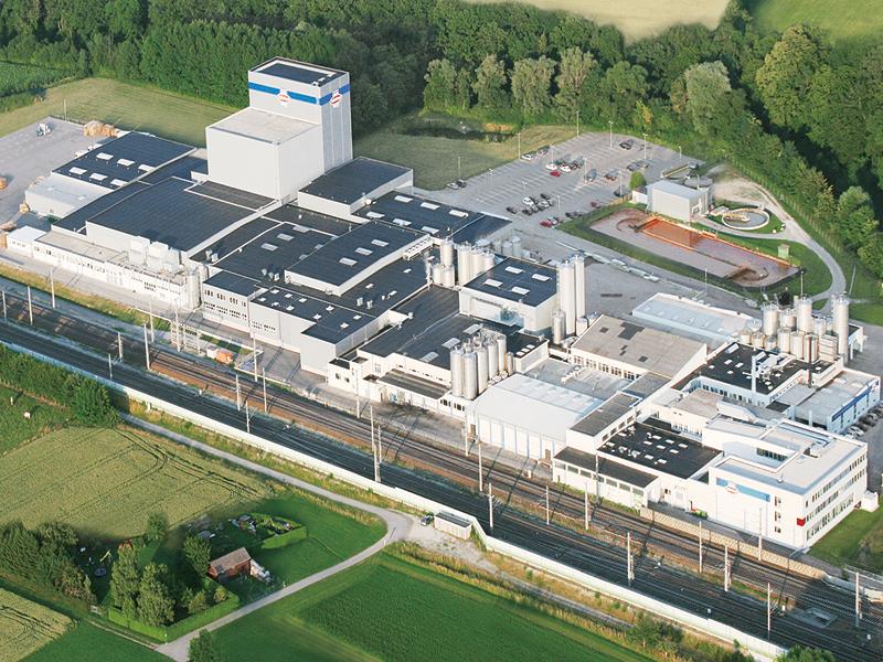 Das Werk aus der Vogelperspektive: 1,5 Millionen Liter Milch werden hier jeden Tag angeliefert und u.a. zu Butter, Topfen oder Joghurt weiterverarbeitet. (Bild: Berglandmilch)