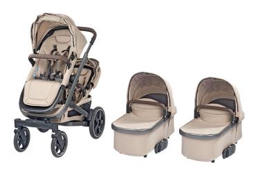 Twin-Kombikinderwagen mit zwei Sitzen übereinander, daneben zwei Liegewannen