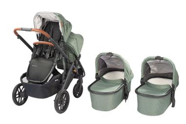 Twin-Kombikinderwagen mit zwei Sitzen übereinander, daneben zwei Liegewannen