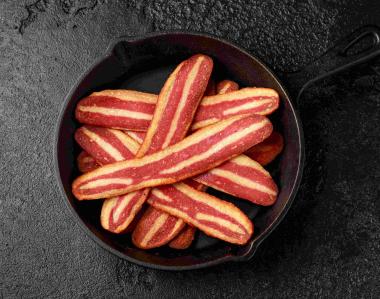 Veganer Speck in Scheiben in Pfanne