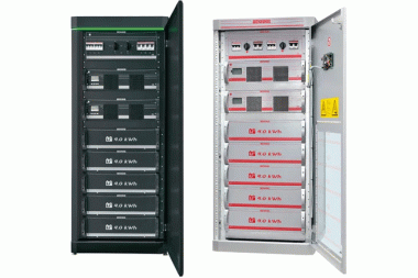 Ein dunkler und ein heller geöffneter Batterieschrank mit modularen Lithium-Ionen-Speichern. Beide Systeme bestehen aus mehreren 4,0-kWh-Einheiten, die vertikal gestapelt sind. Oben befinden sich Anschluss- oder Steuerungskomponenten. Solche Systeme dienen zur Energiespeicherung, etwa für Notstrom, Lastmanagement oder erneuerbare Energien.