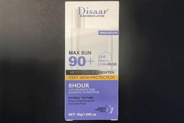 Die abgebildete Verpackung zeigt die „Disaar Sunscreen Lotion“ mit SPF 90+, UVA/UVB-Schutz und 8 Stunden Wirkung. Sie verspricht sehr hohen Schutz, unsichtbare Textur und wasserfeste Formel. Die Lotion ist für Gesicht und Körper geeignet und enthält 50 g (1,69 fl. oz).