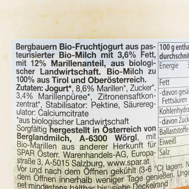 Die Zutatenliste des Spar Natur pur Bergbauern Bio-Joghurts der Sorte Marille in schwarzer Schrift auf hellblauem und grünem Hintergrund