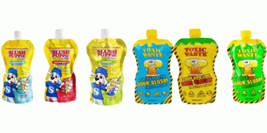 Sechs bunte Quetschies (Getränke in Folienverpackung mit kleinem Drehverschluss)