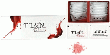 Das Bild zeigt die Verpackung des Produkts "T'LAIN Plus Cherry Powder Drink". Es handelt sich um eine weiße Box mit Kirsch-Motiv und mehreren Einzelbeuteln im Inneren. Ein geöffneter Beutel und das rosafarbene Pulver sind ebenfalls abgebildet.