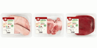 3 rohe Produkte vom Schwein in Schaumstofftasse und transparenter Folie einzeln verpackt: Zunge, Herz, Leber