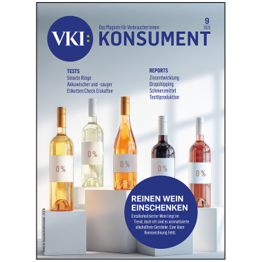 Coverbild von Konsument 9/2025 zeigt Flaschen mit alkoholfreiem Wein