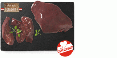 Auf dunklem Hintergrund 4 Stück rohe Schweineleber mit wenigen grünen Kräutern garniert und rot-weiß-rotem rundem Siegel
