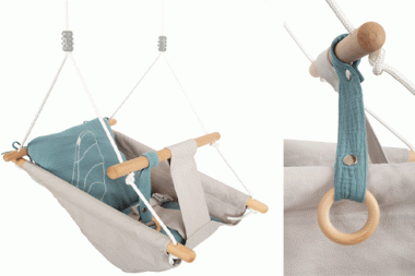 Rauchblaue Babyschaukel, rechts ein Detail der Stoffschlaufe mit Holzring, die an der Holzquerstrebe befestigt ist
