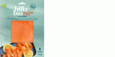 Auf der Verpackung ist „Billa Bio Räucherlachs in Scheiben“ zu sehen. Die Packung enthält 100 g dünn geschnittenen Bio-Lachs, der geräuchert ist. In der Mitte befindet sich ein Sichtfenster, durch das die Lachs-Scheiben sichtbar sind. Unten sind Serviervorschläge mit Zitronenscheiben und Lachs abgebildet. Das Design ist in grün-blauen Farbtönen gehalten, mit Bio-Siegel und klarer Produktkennzeichnung.