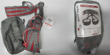 Graues Klettergurt-Set der Marke Xinda mit roten Gurten. Links ausgepackt sichtbar: Hüftgurt, Beinschlaufen und Anhängepunkte, daneben Etikett. Rechts verpackt im grauen Netzbeutel mit Aufdruck „GT HARNESS“ und Produktabbildung, Größenangaben und CE-Kennzeichnung.