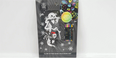 Glow-in-the-dark-Malset mit Disney-Design aus „The Nightmare Before Christmas“. Enthält 5 leuchtende Wachsmalstifte und 5 Ausmalbilder mit Jack Skellington und Sally. Verpackung in Schwarz-Weiß mit Schneeflocken. Mit Vorschau der leuchtenden Motive auf der Vorderseite.