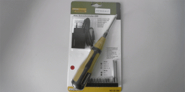 Akku-Schraubendreher-Set in Blisterverpackung: Enthält einen orange-schwarzen Akkuschraubendreher, Ladegerät und verschiedene Bits. Die Verpackung ist von der Marke Proxxon und zeigt Produktinformationen sowie Zubehörübersicht.