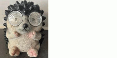 Igelfigur, deren Augen Lichter sind