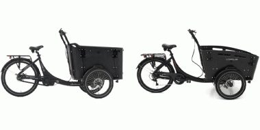 Zwei dunkle Lastenräder mit je einem Holztransportkorb vorne