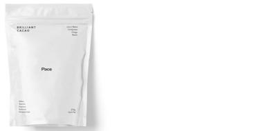Eine minimalistische, weiße Produktverpackung (Folienbeutel) mit dem Aufdruck „BRILLIANT CACAO“. Darunter steht der Produktname „Pace“. Auf der Verpackung sind außerdem Angaben zu Aroma, Herkunft und Gewicht (275 g) in schlichter schwarzer Schrift zu sehen. Das Design ist klar, modern und reduziert.