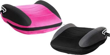 Zwei aufblasbare Kindersitzerhöhungen fürs Auto. Einmal mit pinker Sitzfläche, einmal mit schwarzer.