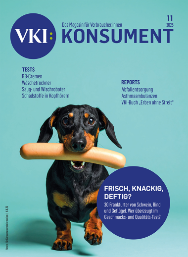 Das Coverbild von Konsument 11-2025 zeigt einen Dackel mit einer Frankfurter im Maul
