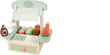 Naturfarbene Spielzeugeisbude aus Holz mit Sonnendach und buntem Zubehör und Zahlentastatur als Kassa