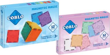 Zwei COBLO-Magnetspielzeugsets für Kinder ab 3 Jahren. Das blaue Set „Classic Bricks“ und das pinke Set „Poster Bricks“ enthalten jeweils 12 bunte magnetische Bausteine. Die Verpackungen zeigen kreative Bauformen und fördern spielerisch Fantasie und Feinmotorik. Ideal als Erweiterungssets für bestehende Magnetspielzeuge.