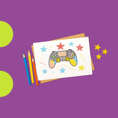 Kinderzeichnung eines bunten Videospiel-Controllers auf einem weißen Blatt Papier, umgeben von farbigen Sternen und Linien. Daneben liegen vier farbige Buntstifte und einige ausgeschnittene gelbe Sterne auf violettem Hintergrund.