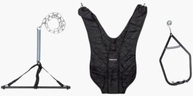 3 Teile einer Baby-Hüpfschaukel. Links der gefederte Aufhängeteil, in der Mitte der "Sack", in dem das Baby steht, rechts ein kleines Metallgestänge