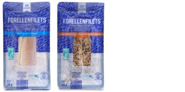 zwei blauweiße Folienverpackungen mit Sichtfenster. Darauf steht und ist zu sehen: Forellenfilets