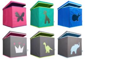 In 2 Reihen 6 verschiedenfarbige Spielzeugboxen mit je einem Tier darauf